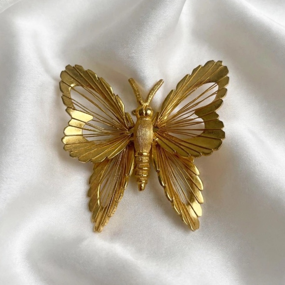 “VTG” Monet Butterfly Brooch Pin Gold Tone Figural Ornate “Signed”